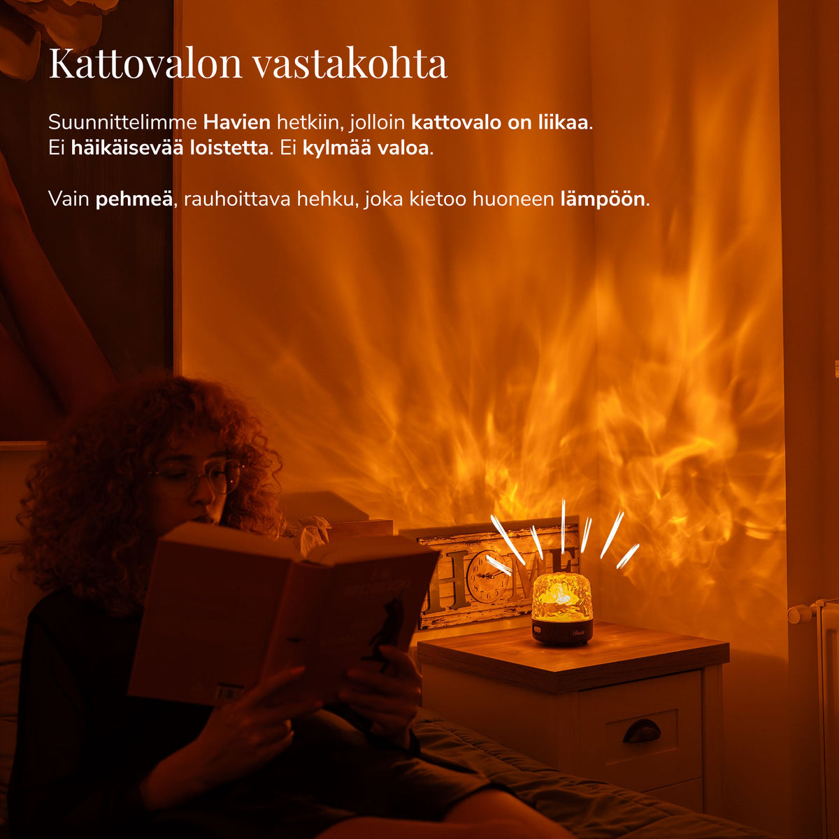 Nainen lukee Havien vieressä, ja lamppu levittää lämmintä oranssia hehkua kodikkaaseen makuuhuoneeseen.