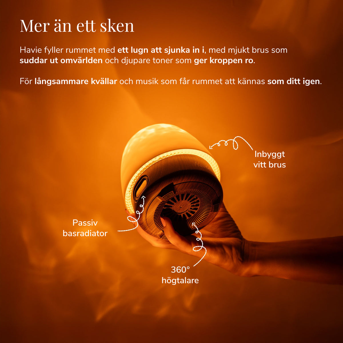 Havie med inbyggt vitt brus och 360-graders högtalare sprider ett varmt orange sken.