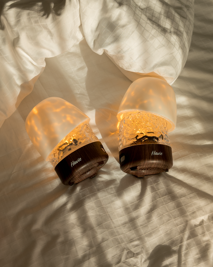 To Havie-lamper ligger blant hvite laken